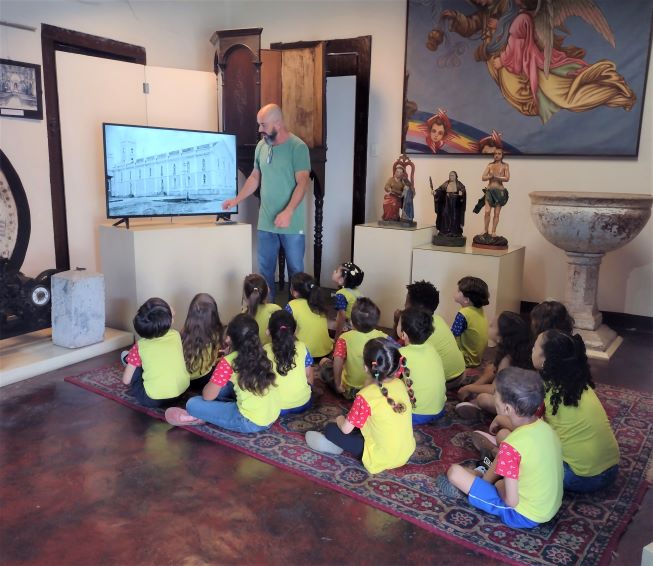 api-modulos/fotos/img/galeria_cat_culturais_490/490/13452/VISITA GUIADA POR GUSTAVO, CEMEI PADRE HERNANI JOSÉ FERREIRA, PROF. LAÍS, 30.09.2025 (3).jpg